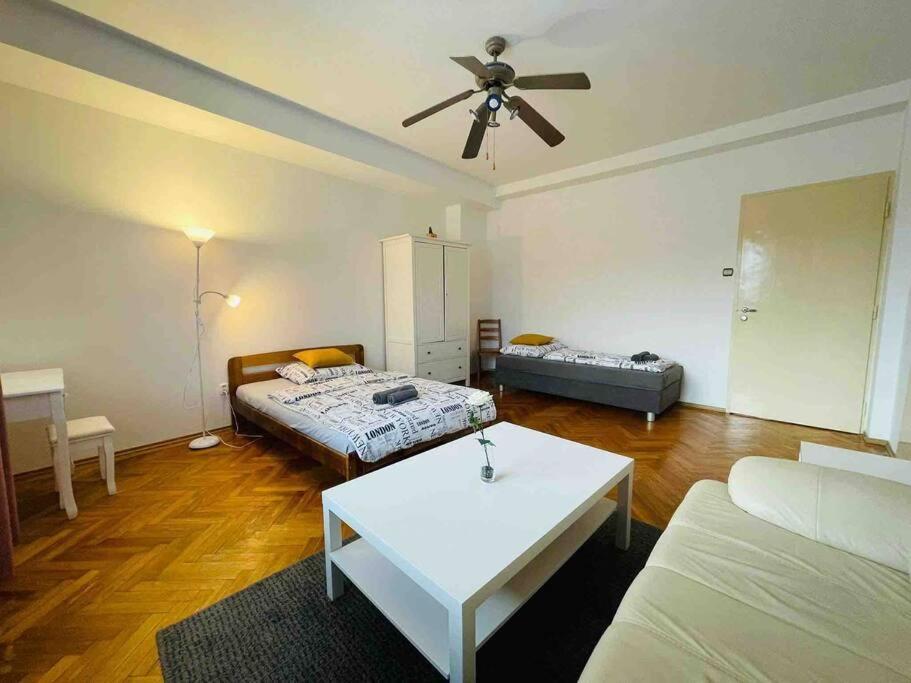 Lovely 2Bdr In Center, Wifi & Self-Check In Братислава Екстер'єр фото