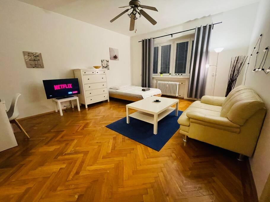 Lovely 2Bdr In Center, Wifi & Self-Check In Братислава Екстер'єр фото