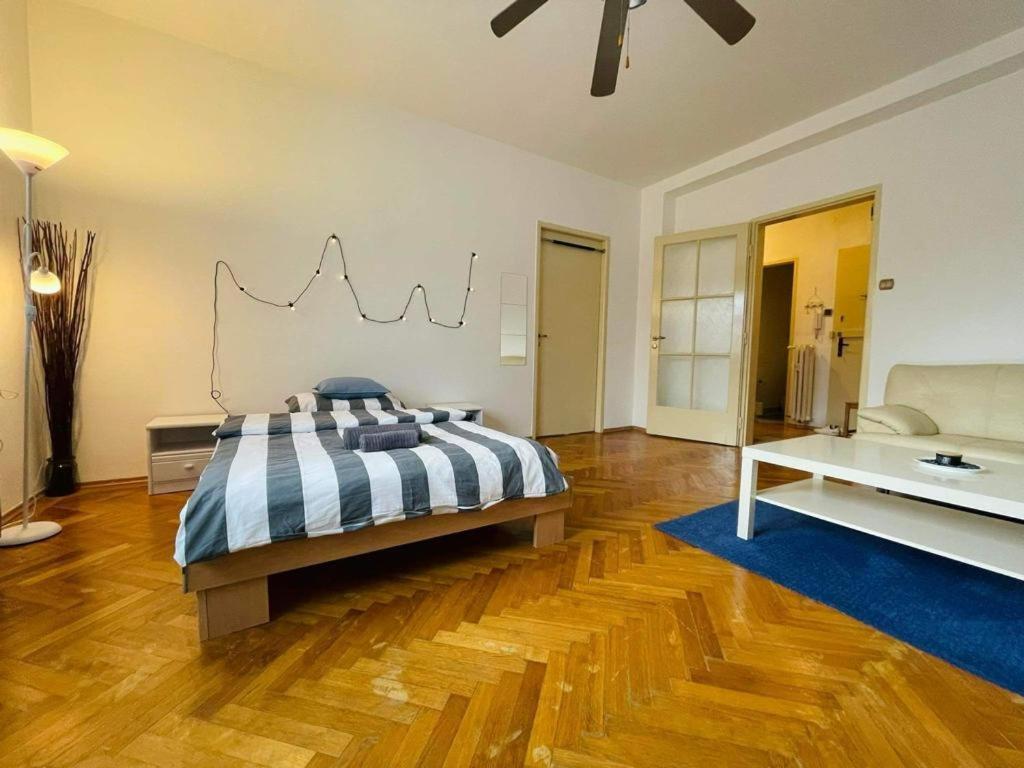 Lovely 2Bdr In Center, Wifi & Self-Check In Братислава Екстер'єр фото